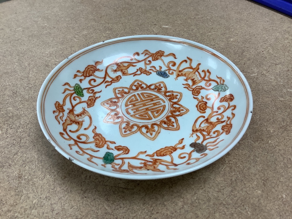 A Chinese enamelled porcelain 'bats and lingzhi' saucer dish, diameter 13.5cm